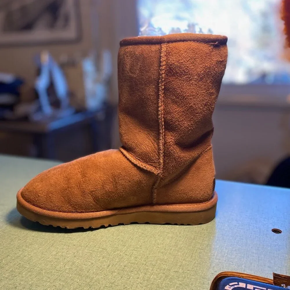 Uggs Women's Classic Short II, Size 5, Barely Worn, Excellent Condition